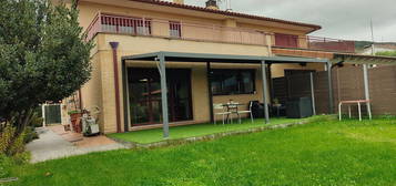 Chalet pareado en venta en calle Gatzarria