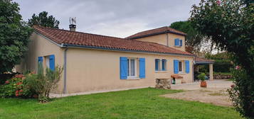 Au calme, jolie maison sur terrain plat arboré