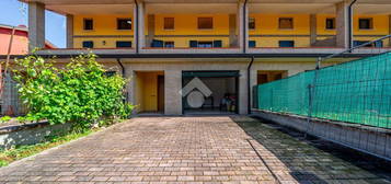 VILLA A SCHIERA A CASTELNOVO DI SOTTO