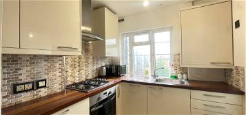 Flat to rent in Streatham High Road, London SW16