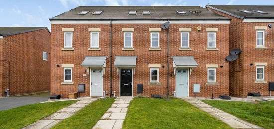 Town house to rent in Woodlands Way, Whinmoor, Leeds LS14