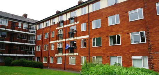 Flat to rent in Melmerby Court, St James` Park, Salford M5