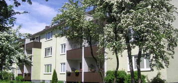 **Herrliche Aussicht: sanierte  3-Zi.-Whg. mit Balkon, EBK, Bad mit Fenster!**