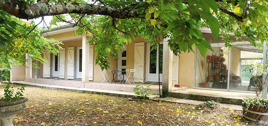 Maison avec hangar et piscine dans un grand parc