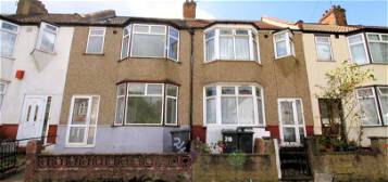 Terraced house to rent in The Avenue, London N17