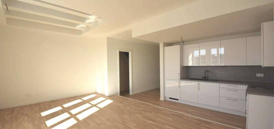 große, moderne Galerie Wohnung 
sanierter Altbau, Einbauküche, 
schickes Badezimmer
Keller, Tiefg