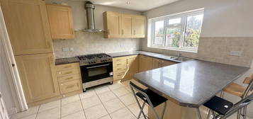 3 bed semi-detached house to rent