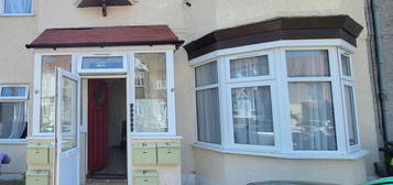 Flat to rent in Campbell Avenue, Ilford IG6