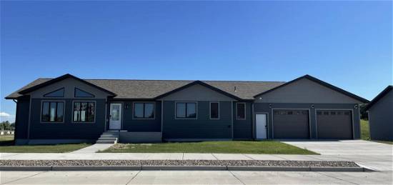 107 11th Ave NW, Watford City, ND 58854