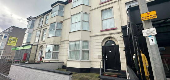 Flat to rent in Marine Road, Pensarn LL22