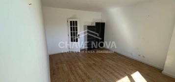 Apartamento T2 Piso 2 Remodelado Madalena, Vila Nova de Gaia.