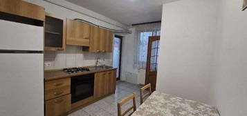 De inchiriat Apartament 3 camere, zona Cetate-Piata Bloc Nou