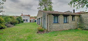 A VENDRE Maison de plus de 160m² habitables, garage, jardin située à Champagne Les Marais, 30 minutes de La Rochelle et 20 minutes des plages