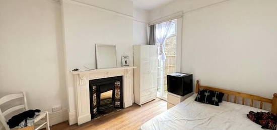 Room to rent in Pemberton Road, Manor House N4