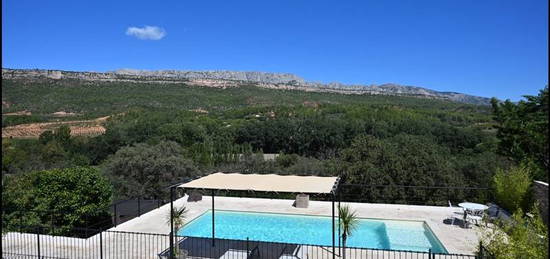 Maison  familiale  avec piscine et vue sainte Victoire à vendre à  CHATEAUNEUF LE ROUGE (13)