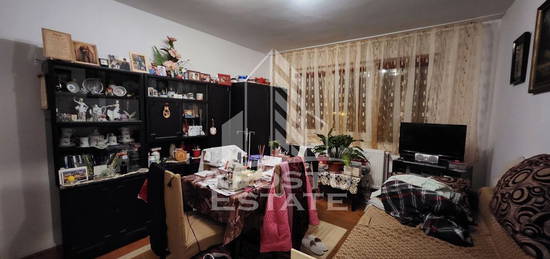 Apartament cu 4 camere, centrala proprie, etaj intermedia...