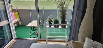 NEUBAU: VOLL MÖBLIERTES 2-Zimmer APARTMENT um 790 EUR Monatsmiete am STADTRAND WIENS. In 20min bei UNO-CITY. Mit Balkon und BISAMBERG-Blick