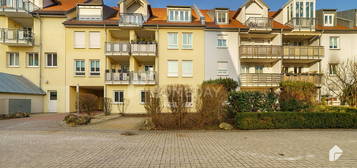 Attraktive Terrassenwohnung mit 3 Zimmern, Gartenanteil, TG-Stellplatz und EBK in ruhiger Lage