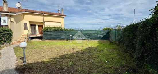 VILLA A SCHIERA A ROMA