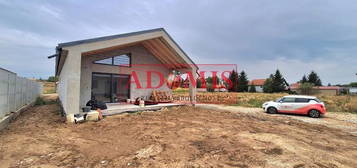 ADOMIS - predáme 4izbový bungalov - Novostavba 140m2 s priestrannou galériou,teraskou,obecná voda,ČO