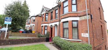 Flat to rent in Priory Avenue, High Wycombe HP13