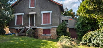 Maison de 1920 à rénover. 120m2 habitables sur terrain divisible de 800m2