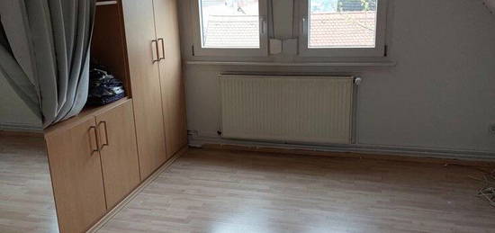 Gemütliche 1-Zimmer-Dachgeschoss-Wohnung mit Küche in Frankfurt Bergen-Enkheim, Stadtteil Bergen