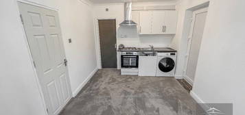 Studio to rent in Glebe Road, Hayes UB3