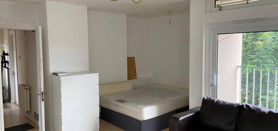 3 bed flat to rent