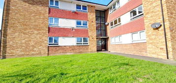 Flat to rent in Great Cullings, Romford RM7