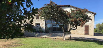 Maison en pierre rénovée 240 m2 avec piscine, par arboré et