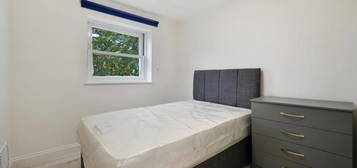 Flat to rent in Clapham Road, London SW9