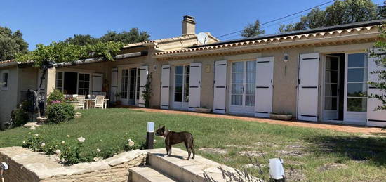 Proximité VENASQUE maison traditionnelle avec piscine et terrain d'un hectare dont parcelle trufière