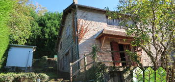 MAISON EN PIERRE AVEC JARDIN ET POTENTIEL À RÉNOVER