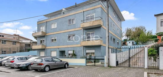 Apartamento T3 com Garagem e Varanda, em Oliveira do Douro, V.N. Gaia