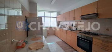 Apartamento T2 com cozinha semi-equipada e arrecadação em Tomar.