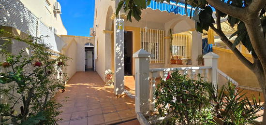 Chalet adosado en venta en calle Salinas