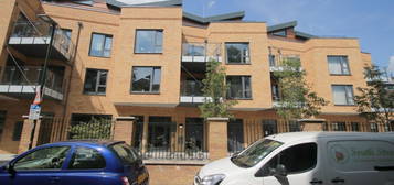 Flat for sale in Waterside Apartments, Saint Margarets TW7