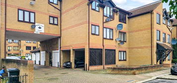 Flat for sale in Maple Leaf Court, Cross Road, Waltham Cross, Hertfordshire EN8