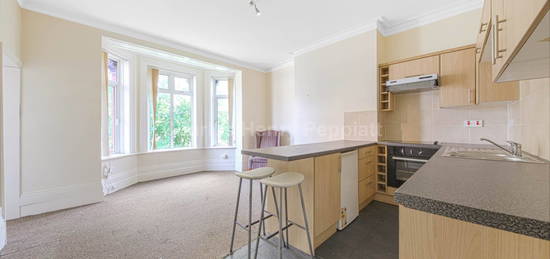 Flat to rent in Windmill Hill, Enfield Chase EN2