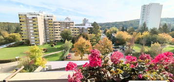 *Zweizimmerwohnung im 5. Obergeschoss mit Aufzug, Balkon mit Ausblick und Stellplatz*