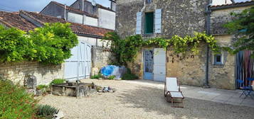 Maison de village très spacieuse et lumineuse, proche de Jarnac