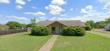 129-131 E Wall, Hewitt, TX 76643