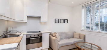 Flat to rent in Anselm Road, London SW6