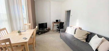 Flat to rent in B West Hill, Wandsworth, London SW18