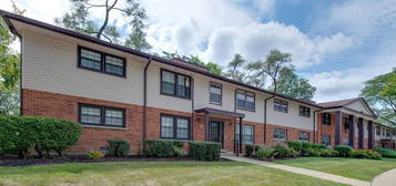 220 Washington Sq Apt B, Elk Grove Village, IL 60007