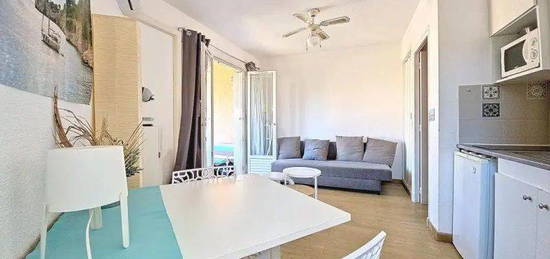 2 pièces,6 couchages terrasse avec vraie vue mer panoramique dégagée, climatisation réversible, parking clos avec portail, aucun travaux à prévoir ni dans app4art ni copro, refait à neuf,expo sud