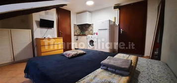 Monolocale LUNGO DORA NAPOLI 300 euro S.INCLUSE