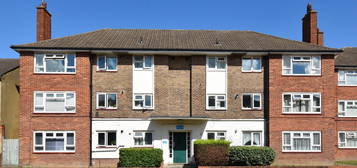 Flat to rent in Martins Road, Bromley BR2