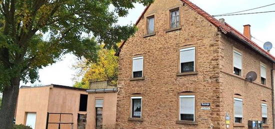 Einfamilienhaus mit Nebengäude und Garage für kleines Geld